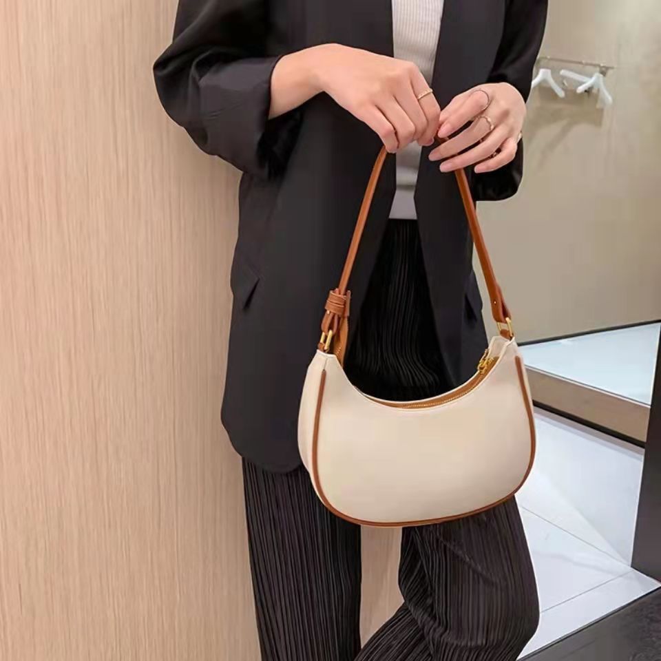 Small Carmpit Bag Female 2024  - đánh giá và giá Women Bags Guess